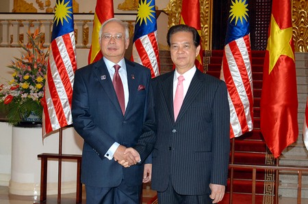 Prime Minister Nguyen Tan Dung visits Malaysia and Singapore - ảnh 1